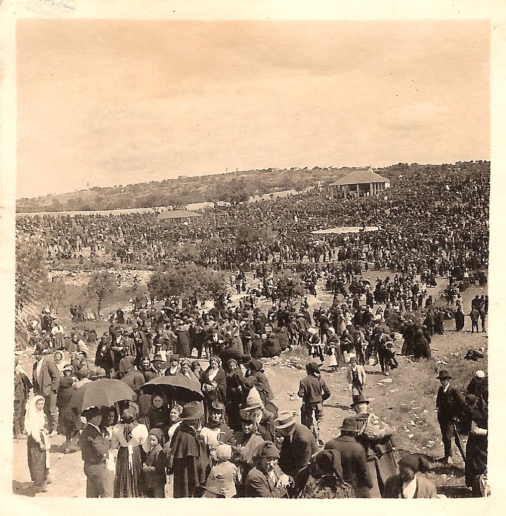 Pilgrims gathered at Fátima during the 1920s.