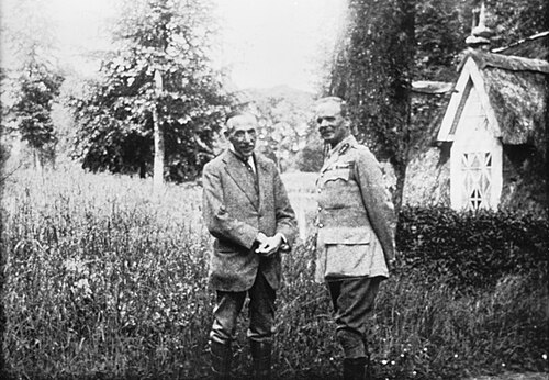 Australian Prime Minister Billy Hughes and Lieutenant-General William Birdwood in early 1916.