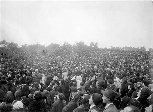 Crowd gathered at Cova da Iria on 13 October 1917.