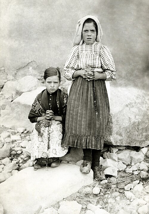Lúcia dos Santos standing with her cousin, Jacinta Marto, in 1917.