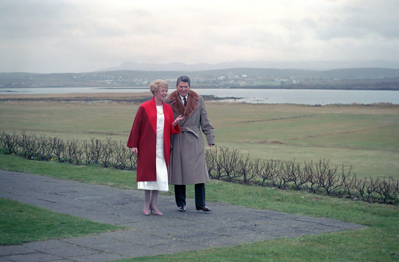 President Ronald Reagan walking with Vigdís Finnbogadóttir at Bessastaðir in 1986.