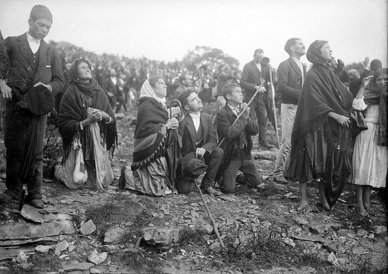 People looking at the sun during the 1917 Fatima event.