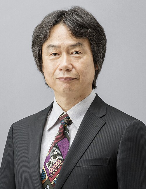 Shigeru Miyamoto in 2015 wearing a suit and patterned tie.